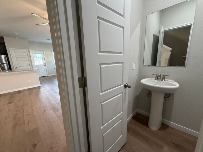 Building Photo - Modern 3/2 Townhome in NBTX