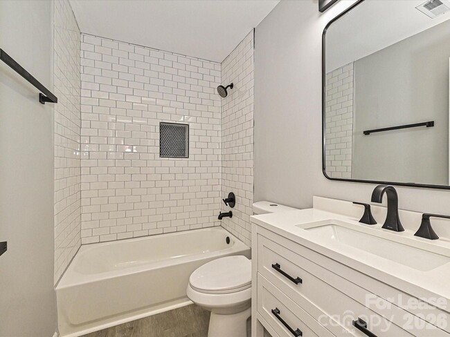 Building Photo - 633 Pennwood Ln