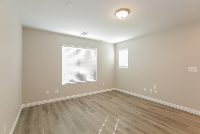 Building Photo - 10186 W Glen Aire Ave