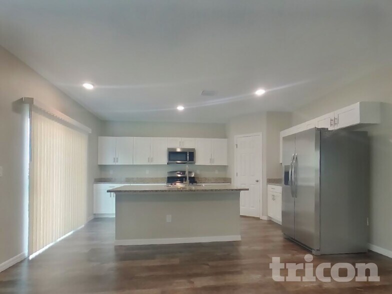 Building Photo - 12930 Oak Hill Way