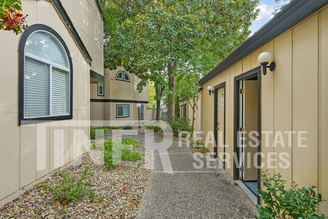 Building Photo - 9118 Madison Green Ln