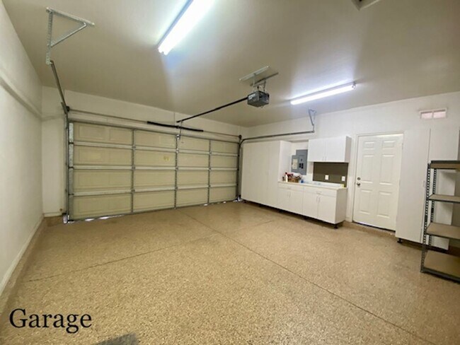 Building Photo - SPACIOUS HOME FOR RENT!