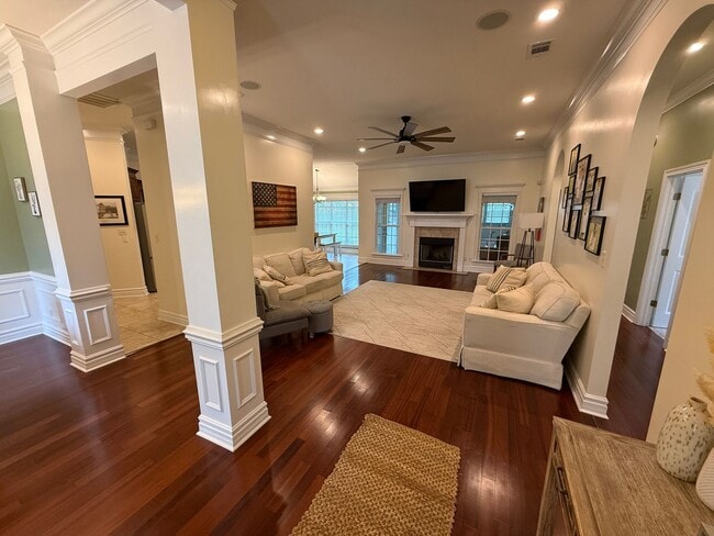Building Photo - Spacious 4 bed 3 bath Home in Grove Point!