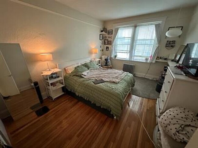 Building Photo - 9/1 Spacious 2BR with EIK, heat inc, elevator in building