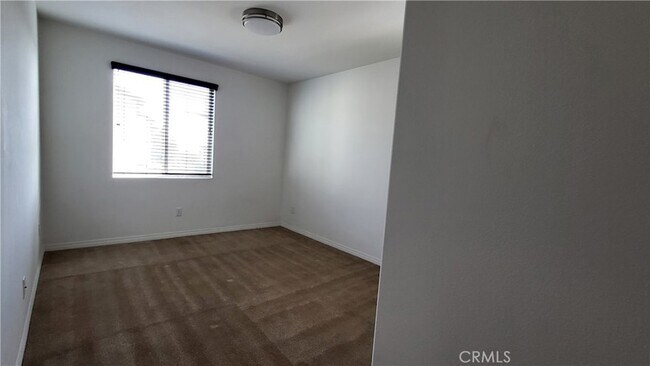 Building Photo - 89 Linden Ln