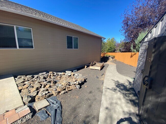 Building Photo - Single Level Charmer, SE Bend Established ...