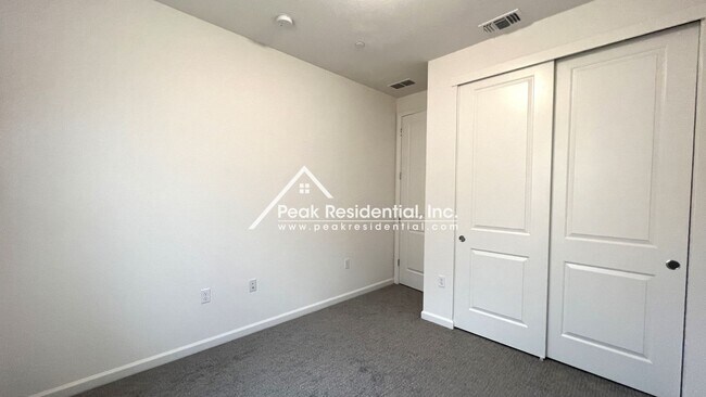 Building Photo - Newer 3bd/2.5ba North Natomas Townhouse with 2 Car Garage!