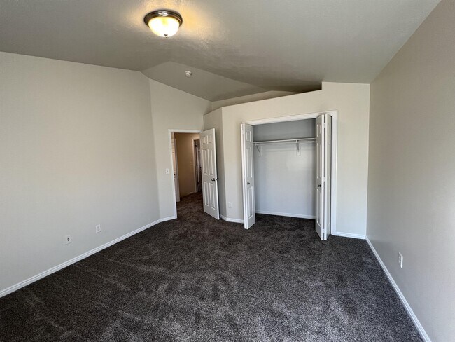 Building Photo - 202 E White Spruce Cv