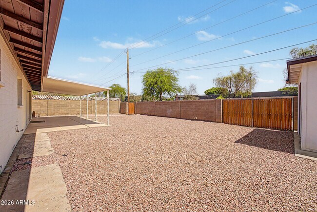 Building Photo - 1623 E Del Rio Dr