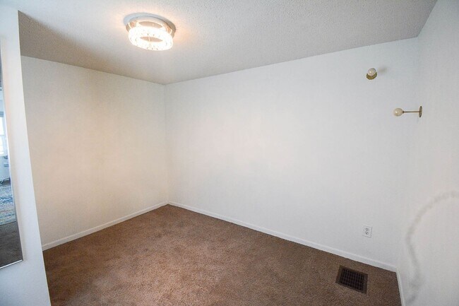 Building Photo - Cozy 2 Bedroom SE Rochester Home with Incredible Yard!