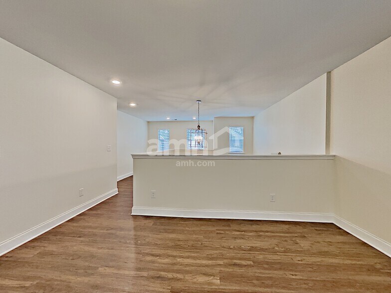 Building Photo - 254 Lake St