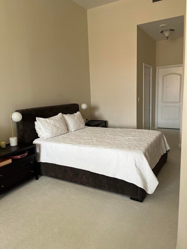 Building Photo - 801 S Olive Ave