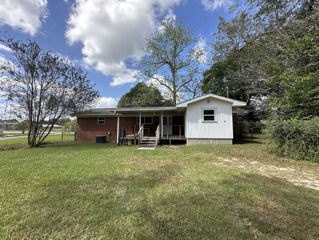 Building Photo - Small Town Living