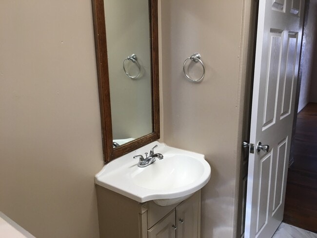 Building Photo - Very cute 2 Bedroom 1 Bath with Bonus Room.