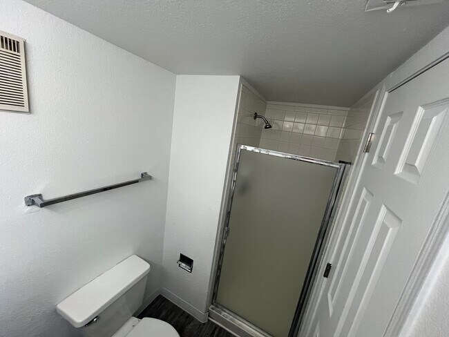 Building Photo - $500 Move in Special - 2 bed 2 bath condo 1st floor! washer/dryer in Unit