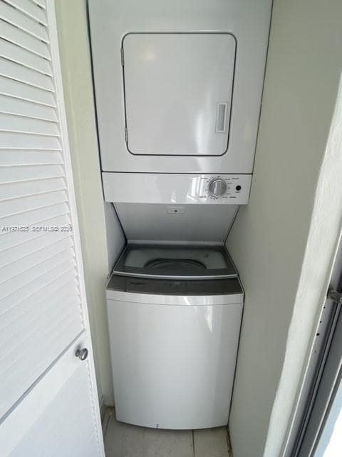 Building Photo - 2539 S Bayshore Dr