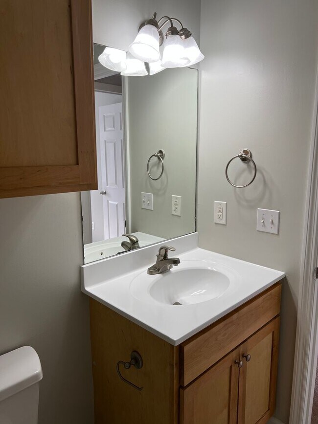 Building Photo - Red Bank Townhome