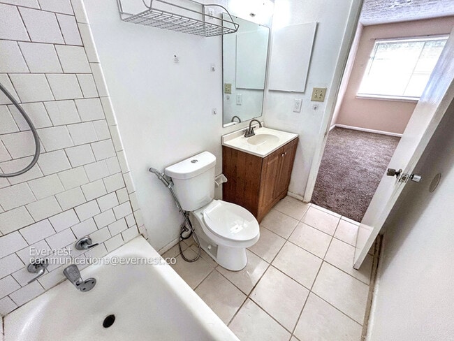 Building Photo - Charming 2-Bedroom Haven with Modern Comfo...