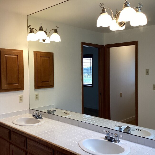 Building Photo - Ranch Style Rambler located in Stannwood