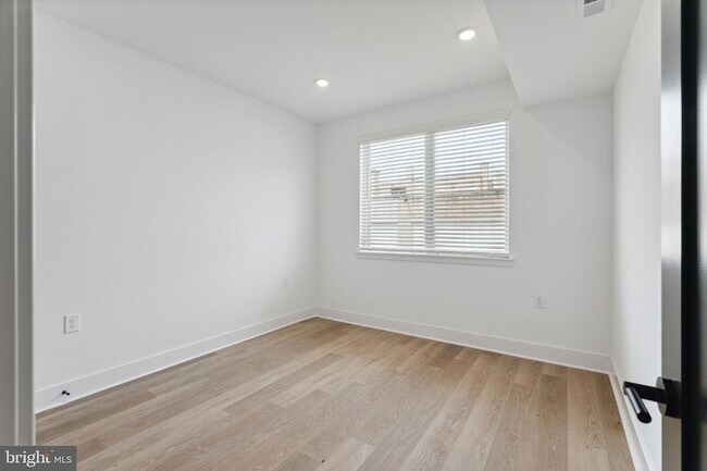 Building Photo - 1419 W Grange Ave