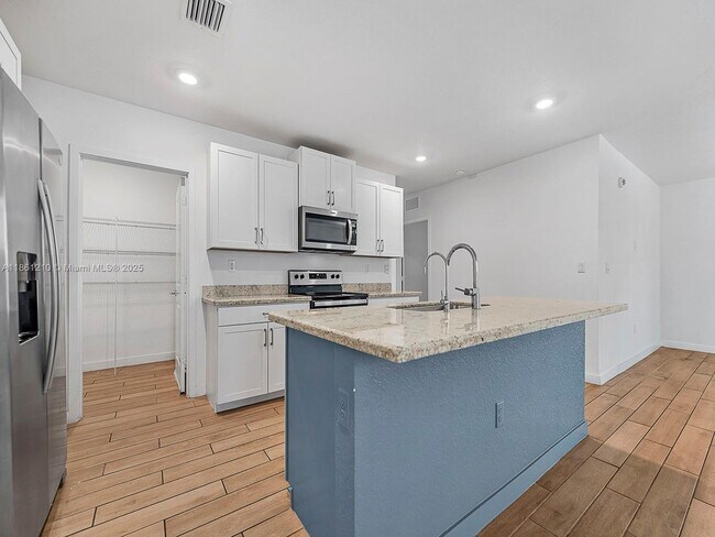 Building Photo - 501 NE 6th Ct