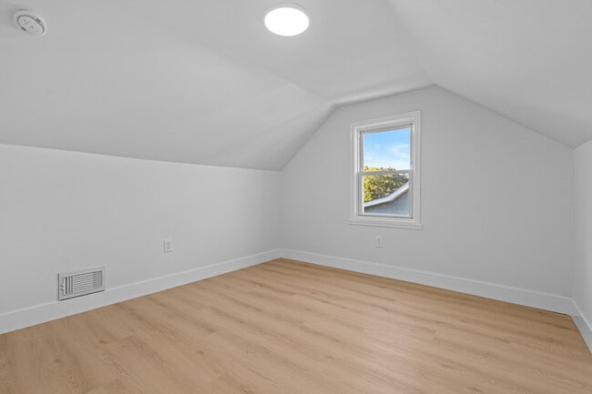 Building Photo - 2716 Woodsdale Ave
