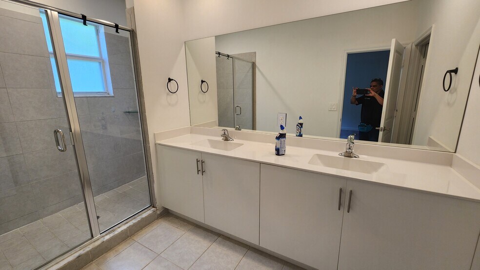 Building Photo - 1041 SE 27th Ter