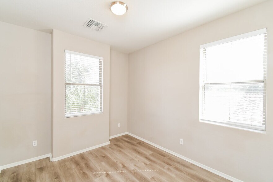 Building Photo - 865 E Stottler Dr