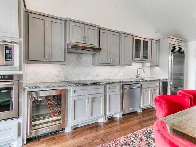 Building Photo - 115 NE 3rd St