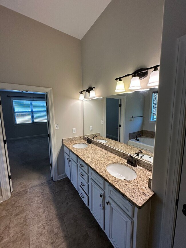 Building Photo - 4 BR/3 BA in exclusive Montrose Subdivision in Olive Branch!