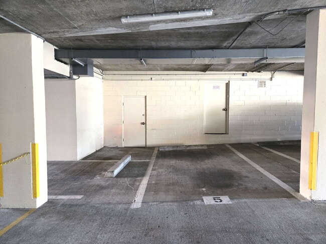 Building Photo - Large 2br/2ba/1pkg Condo near Blaisdell!