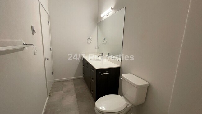 Building Photo - Modern 2 BD | 1 BA Duplex - SE PDX