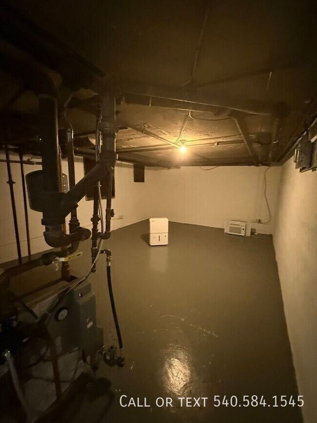 Building Photo - 1901 Avon Rd SW