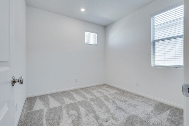 Building Photo - Highly upgraded, spacious, 4 bedroom home ...
