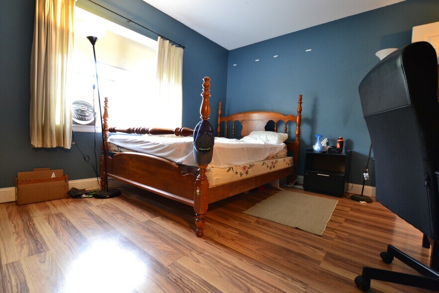 Building Photo - 190 Lake Shore Rd