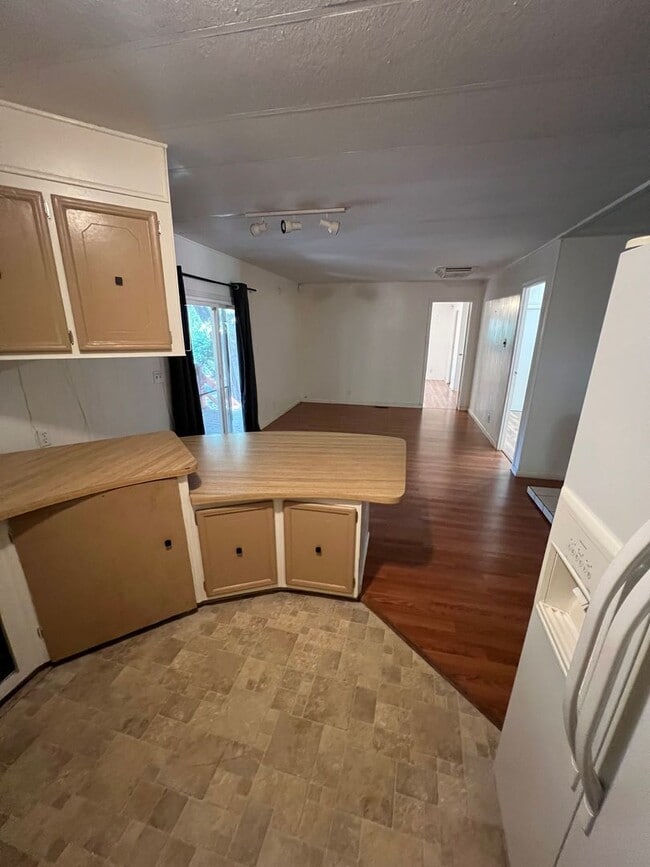 Building Photo - Magalia Home for rent, 1 car garage, 2 bed...