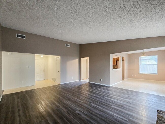 Building Photo - 12111 Saxony Ln