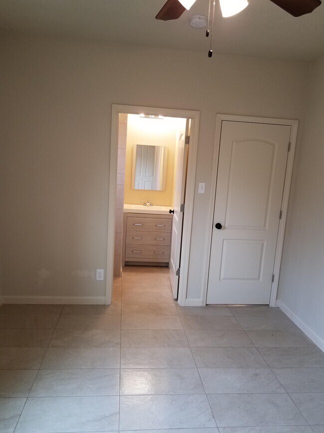 Building Photo - 1016 Center St