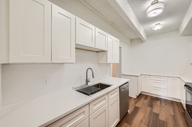 Building Photo - Completely Updated 2 Bedroom 2 Bathroom Co...