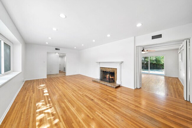 living room-1 - 5646 Maynard Ave