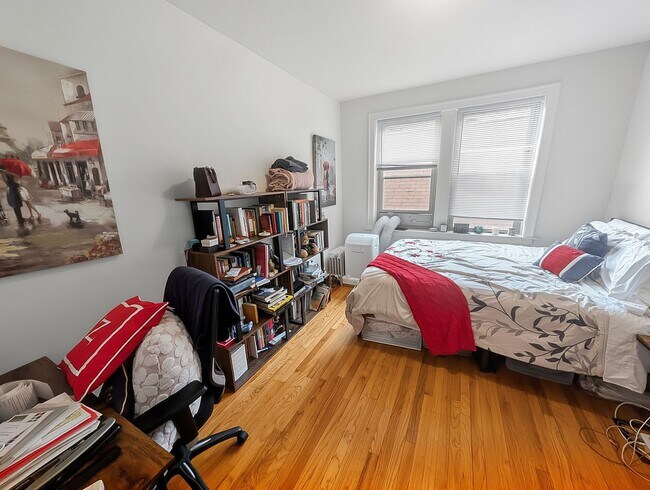 Building Photo - Spacious 1 BR - New Renovation Near the Lake on Quiet Block!