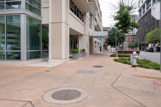 Building Photo - 300 Bowie St