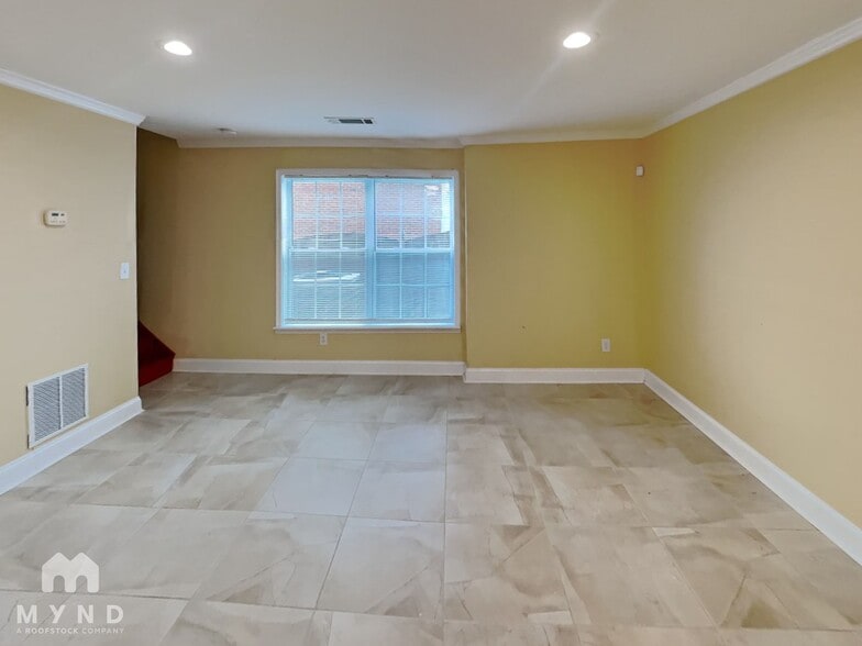 Building Photo - 6062 Park Bend Ave