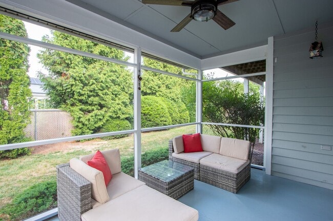 Building Photo - For Rent – Beautifully Updated Townhome in Gull Point a Waterfront Community