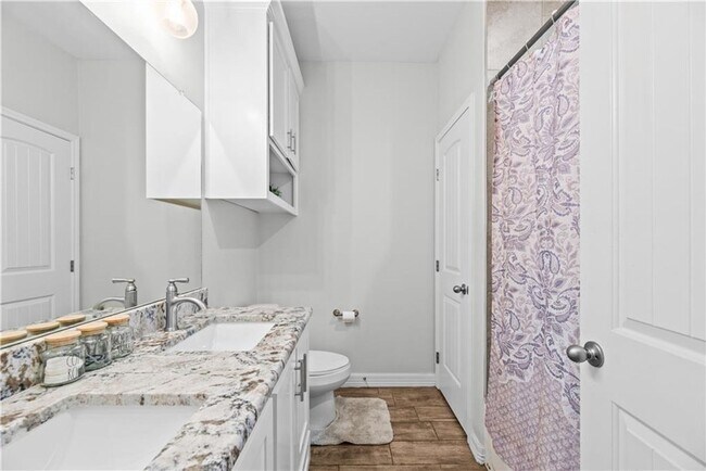 Building Photo - 4 Bedroom | 3 Bathroom | Centrally Located