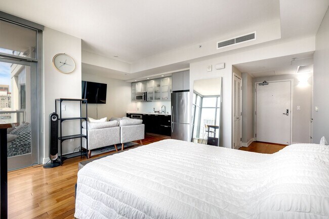 Building Photo - San Diego VIEW UNIT! Downtown  Gaslamp Quarter Three Weeks FREE Furnished  Studio -Available NOW!