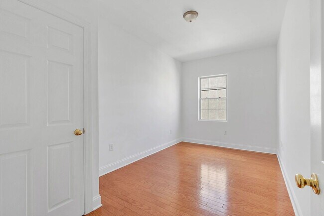 Building Photo - 621 N 33rd St