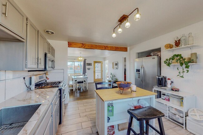 Building Photo - Charming NE Heights 3 Bedroom 2 Bath