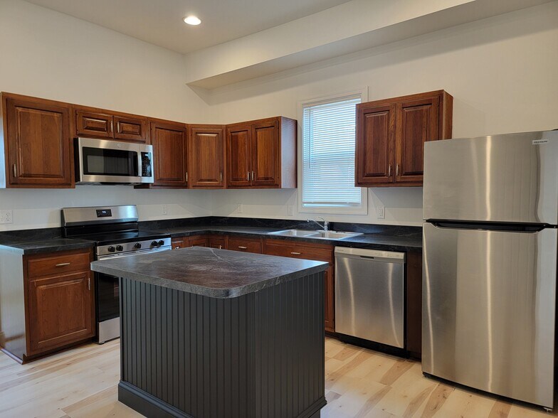 Building Photo - 113 E Chestnut St