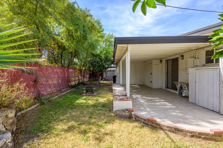 Private Backyard 4 - 1809 E Colter St
